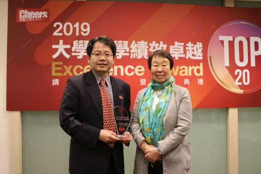陳悅生教務長接受天下雜誌群創辦人殷允芃道賀。