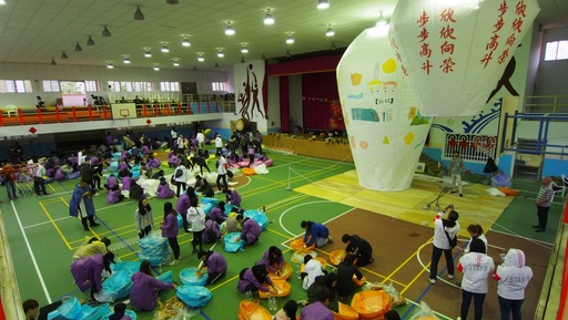 景文科技大學旅遊系師生生連續八年協助國際遊客天燈施放。景文科大學生協助遊客施放天燈。