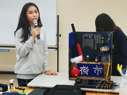 圖說一:同學發表《夜市》作品