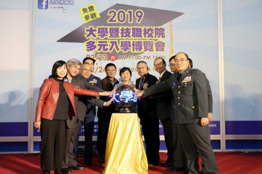 林正介副校長(左二)代表主持台中區「大學暨技職校院多元入學博覽會」開幕式。