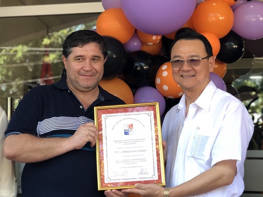 費南若市市長Alcides Riveros(左)頒發榮譽狀給周麟大使(右)。