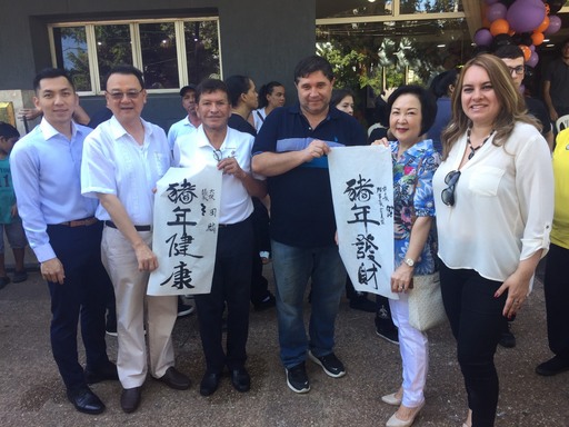 與會嘉賓於書法作品落款留念(左二起:周麟大使、費市議長Dionicio Ortega、市長Alcides Riveros、亞松森中華會館理事長古美桂)。
