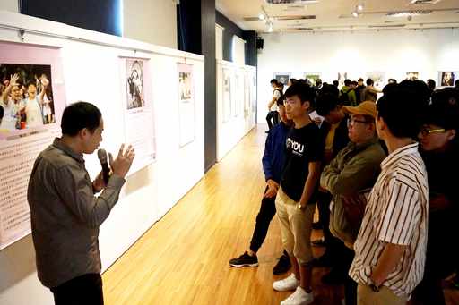 虎尾科大學輔中心楊堯翔諮商心理師(圖左)細心為大家說明