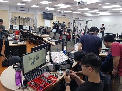 龍華科大「人工智慧/物聯/邊緣運算聯合實驗室」啟用後,邀請LEGO原廠講師授課實作。