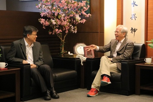 圖說二:陳校長(左)與陳委員(右)