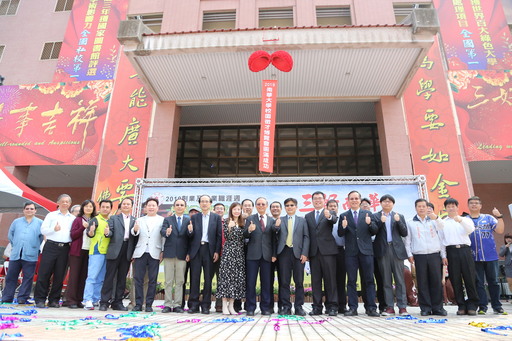 南華大學舉辦校園徵才,76家廠商進駐提供近萬職缺,開幕典禮貴賓雲集大合照。