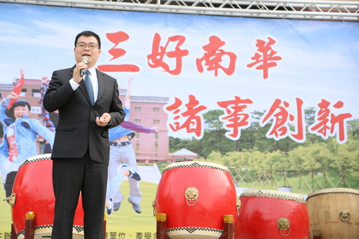 南華大學舉辦校園徵才,76家廠商進駐提供近萬職缺,大林鎮簡志偉鎮長致詞。