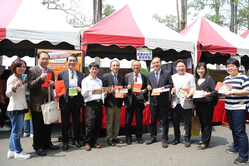 南華大學舉辦校園徵才,76家廠商進駐提供近萬職缺,並推出「創業好點子募資競賽」活動,師長及貴賓前往參與票選並勉勵學生。