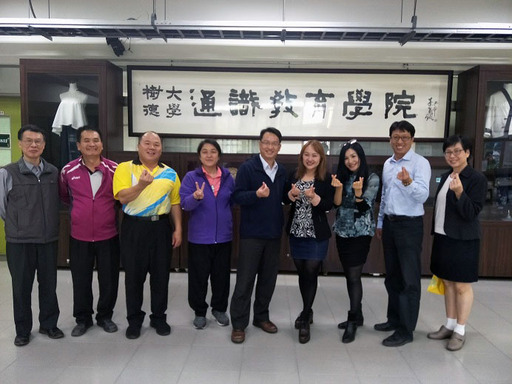 圖說二:曾宗德院長(左五)暨教師團體與王志郁主播(左六)