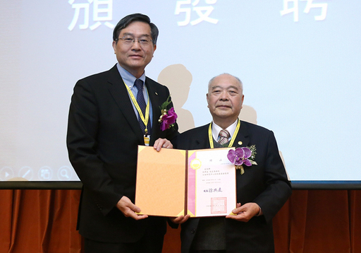徐興慶校長頒發證書予全國商業總會理事高墀益