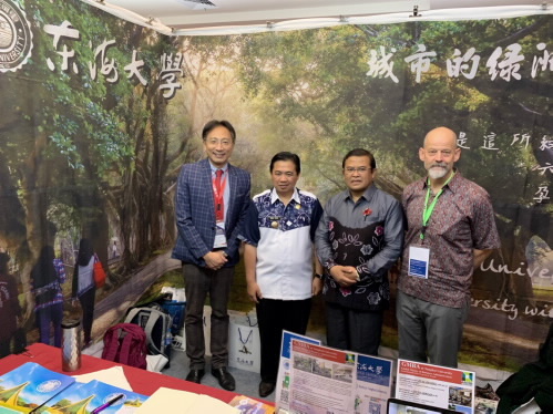 馬辰市市長Ibnu Sina先生(左二)、ULM大學校長Sutarto Hadi教授(左三)於東海大學攤位合影。