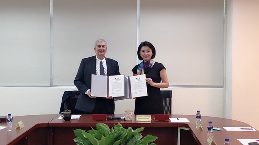 景文科大校長洪久賢(右)與義大利佛羅倫斯藝術大學副校長Alessandro Spagl(左)共同展示簽署合作備忘錄。