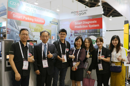 微程式資訊參加IoT Asia展覽,與駐新加坡台北代表處經濟組陳寬享組長(左二)、外貿協會長官合影