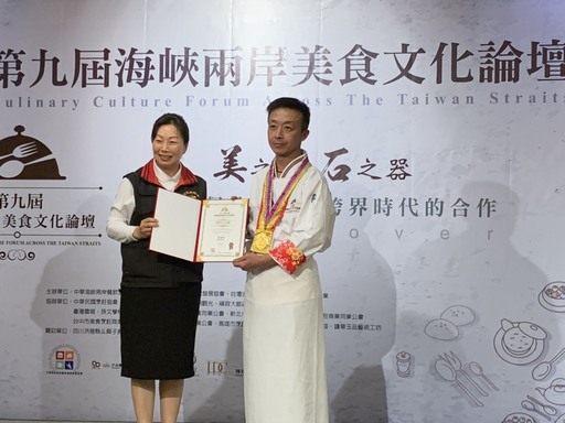 景文科大學生徐炳坤(右)獲得最高榮譽兩岸十大名廚獎章,由花蓮縣長徐榛蔚(左)親自頒發奬項。