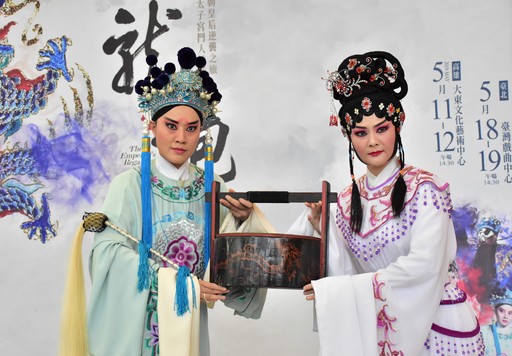 龍袍記者會精彩片段演出。(右)蕭揚玲飾寇珠、劉建華飾陳琳 1