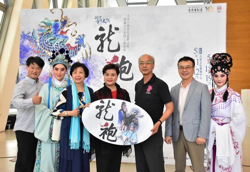 龍袍記者會(左起)配器周以謙、劉建華(飾陳琳)、劇本改編劉慧芬、藝術總監王海玲、製作人彭宏志、高市愛樂基金會執行長朱宏昌、蕭揚玲(飾寇珠)