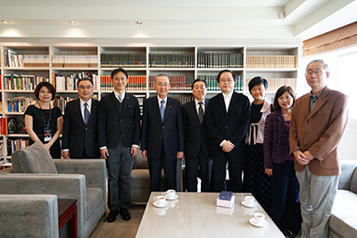 演出前團體拜會陳志誠校長,左起臺灣創價學會吳青蓉局長、洪玉柱副理事長、日本財團法人民主音樂協會高村誠一副部長、臺灣創價學會林釗理事長、日本財團法人民主音樂協會伊藤一人代表、臺藝大陳志誠校長、薛文珍副校長、蔡明吟主任秘書、趙慶河館長。