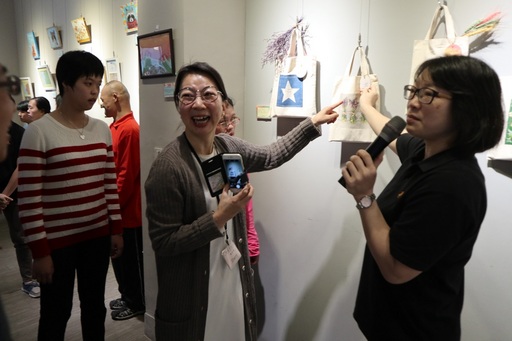 伊甸淡水中正小作所侯靜雅主任與貴賓介紹學員精緻的手工作品,期盼民眾到場支持給予身心障礙者鼓勵!