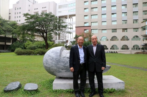 蔡嘉哲教授與法國籍免疫學家曹利教授在校園合影。