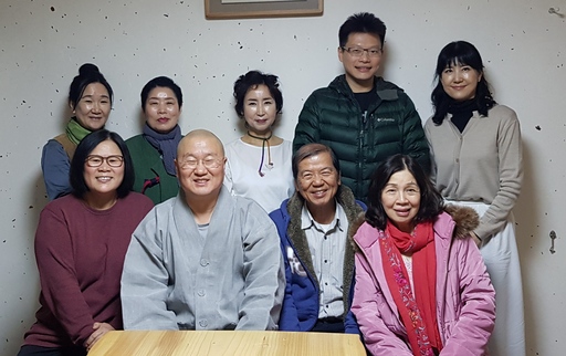 弘法寺住持深山法師(左二)親自接待佛光大學楊朝祥校長(右二)。