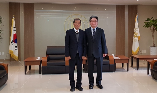 新羅大學朴泰學校長(右)與佛大楊朝祥校長合影。