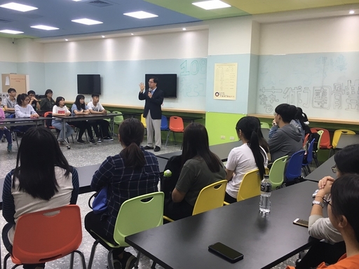 社工系主任黃松林(中間站立者)勉勵參與研習的高中生。