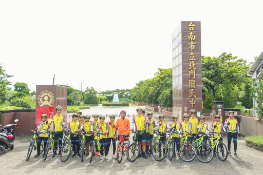 崑大志工團隊為北門國中師生紀錄單車環島