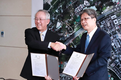 臺北大學校長李承嘉(右)與國家災防中心主任陳宏宇代表雙方簽約