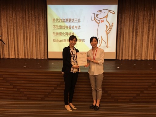 左:台新銀行許依婷經理,右:健行科大財金系吳佩珊主任