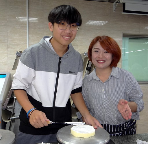 「圓夢巨人」陳心儀和心愛的孩子合做蛋糕。