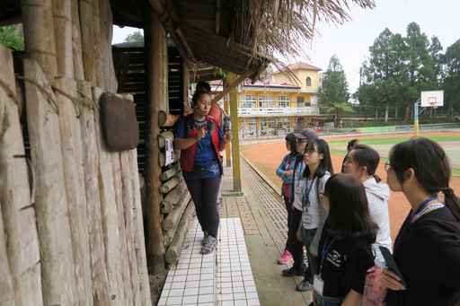 寶山社區發展協會曾春桂理事長為高科大師生講解傳統家屋建築
