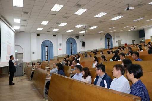 江宏哲副校長恭喜並歡迎優秀學子加入中國醫大行列。