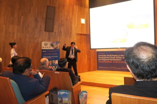 洪明奇校長闡述中國醫藥大學現在及未來將進行的大學社會責任。