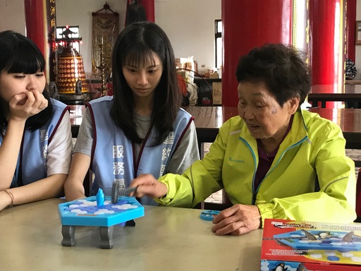 隨著同學們熱情的帶動氣氛,長者們更是全心投入在遊戲裡