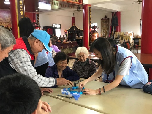 同學陪伴長輩進行拯救企鵝的桌遊