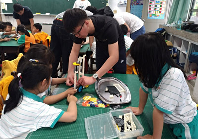 大葉大學企管系學生教員林國小小朋友用積木組出車子