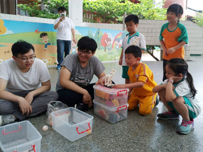 大葉大學企管系學生教員林國小學童用積木學科學