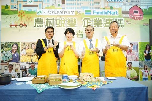 主廚宋伊珊邀請貴賓上台共同體驗飯糰製作