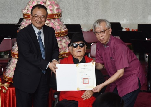 國立國父紀念館47週年館慶典禮-壽桃塔慶生,文化部蕭宗煌政務次長、梁永斐館長與李奇茂藝術家共同合影留念