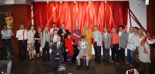 臺灣風情合繪揭幕儀式-文化部蕭宗煌政務次長、梁永斐館長與合繪藝術家合影