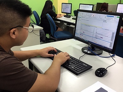 學子在課堂中以Trados環境進行翻譯習作。