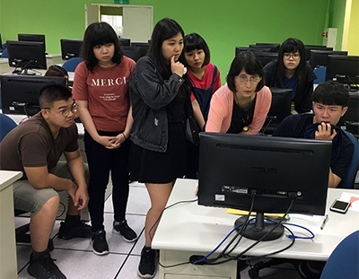 應外系教師黃淑宜(右3)教導學子如何運用Trados及memoQ,完成本地化翻譯專案。