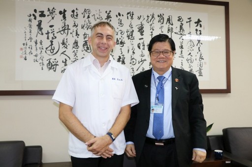 洪明奇校長恭賀德國籍助理教授馬培德歸化中華民國國籍。