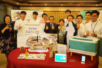 大葉大學工設系畢業班作品參賽獲獎,梁卓中校長(前排中)表示肯定