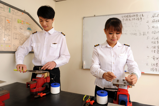女性細心謹慎的特質 很適合飛機維修航空電子