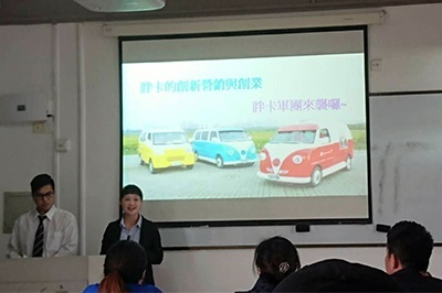 龍華科大國企系黃于哲(左)、楊雁,以「胖卡軍團」輔導微型創業計畫獲一等獎。