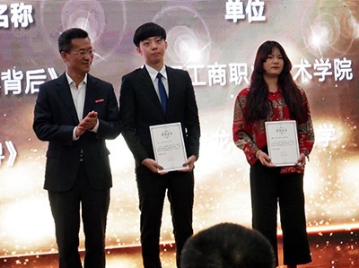 遊戲系陳煦文(中)、吳承澔、李少鈞,以微電影「尋」、「雕夢」獲得一等、優秀獎。