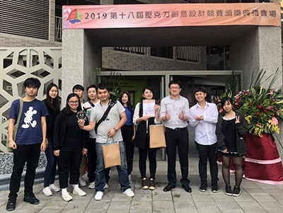 龍華科大文創系同學,由系上林念鞍、林建志老師指導,參加壓克力創意設計競賽表現出色。