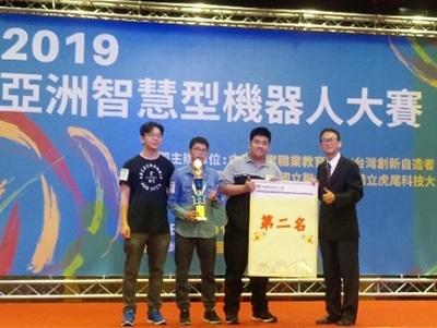 龍華科大PBL智慧機器人專班學生獲得「自走車極速挑戰賽」大專B組第二名。
