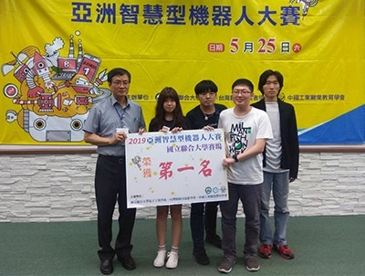 龍華科大資網系學生團隊,勇奪「自走車極速挑戰賽」大專C組第一名。